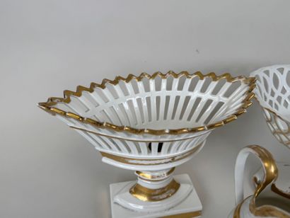 Lot en porcelaine polychrome comprenant deux...