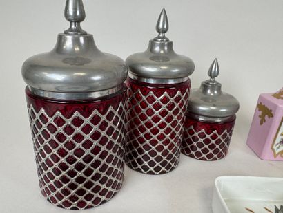 Lot comprenant :
- trois pots couverts en...
