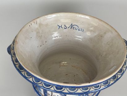 NEVERS, early 20th century.
Glazed earthenware...