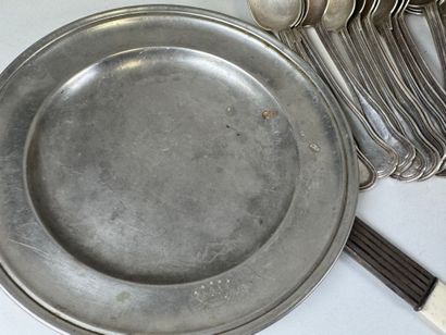 Lot of silver-plated or pewter platerie (some...