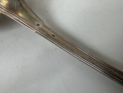 Importante louche en argent, modèle à filets....
