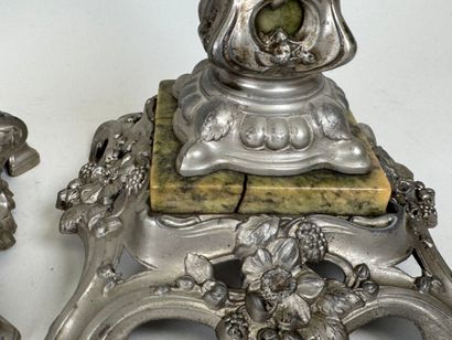 Trois lampes à pétrole en marbre, onyx, régule,...