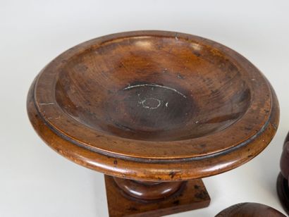 Grande coupe sur piédouche en bois tourné.
H....