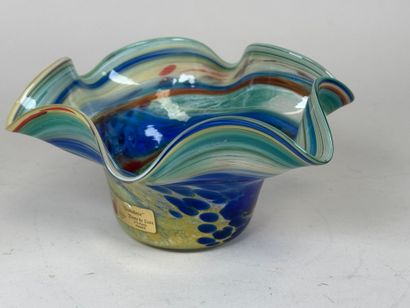 Coupe vide-poche à col corolle en verre coloré.
Travail...