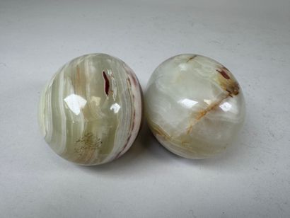 Two large onyx eggs.
H. 9.5 cm.