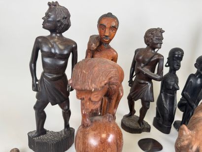 Importante collection de personnages en bois...