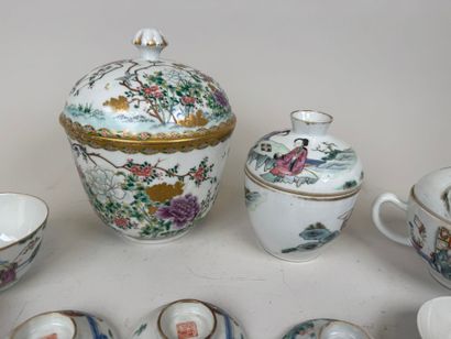 Service à thé en porcelaine comprenant une...
