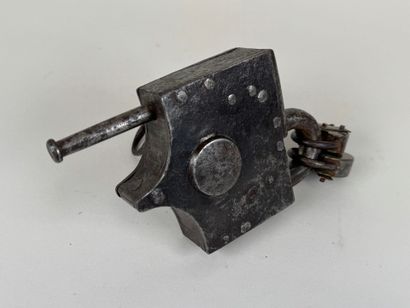 Serrure en métal, avec sa clé.
XIXe.
3,5...