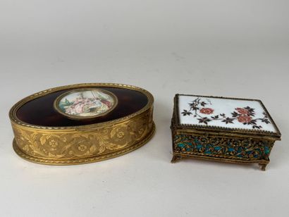 Lot de deux bonbonnières en métal doré ou...