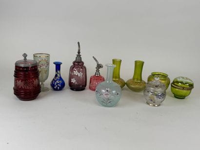 11 pièces dont vases, bonbonnière, flacons,...