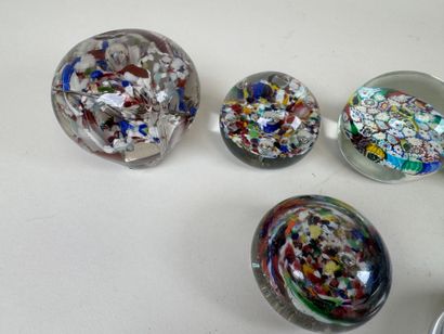 Collection de 10 boules ou presse-papiers...