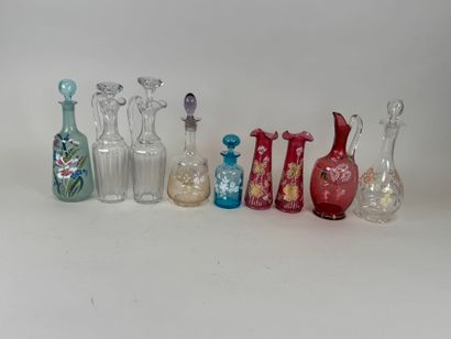 Neuf pièces en verre colorées et émaillées...
