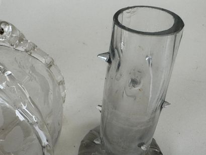 Deux bouteilles en verre soufflé à décor...