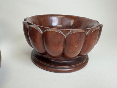 Grande coupe sur piédouche en bois tourné.
H....
