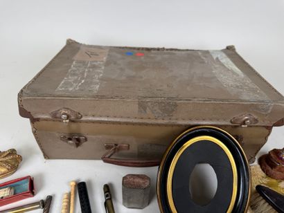 Important lot of display items including...