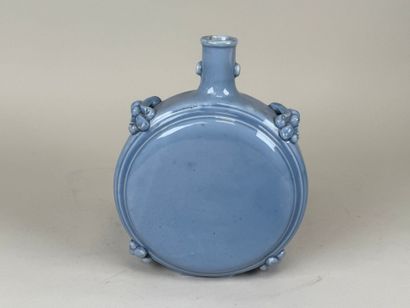 ASIE, XXe.
Gourde en faïence sur fond bleu...