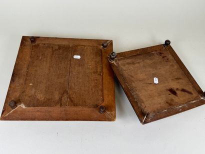 Deux dessous de plat en bois mouluré et sculpté...