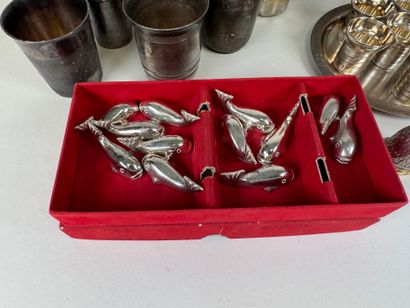 Lot comprenant :
- 9 timbales en métal argenté.
H....