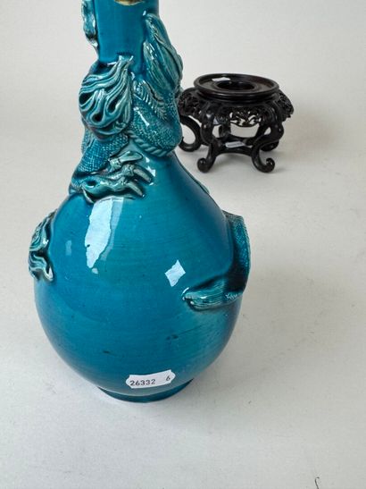 ASIE, XXe.
Vase bouteille en céramique bleue...