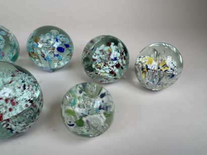 Collection de 10 boules ou presse-papiers...