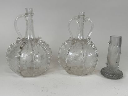 Deux bouteilles en verre soufflé à décor...