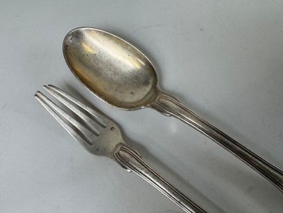 Couvert en argent à décor de coquille, le...