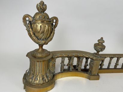 Garniture de cheminée en bronze doré et ajouré...