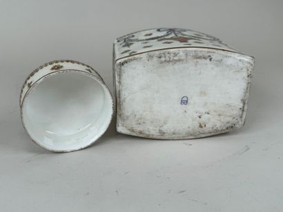 Boite couverte en porcelaine polychrome et...