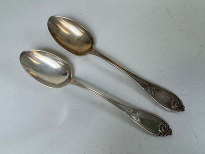 Deux cuillères à entremets en argent à décor...