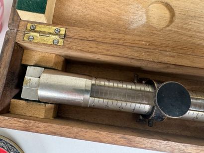Lot d'objets de vitrine comprenant :
- une...