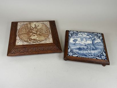 Deux dessous de plat en bois mouluré et sculpté...