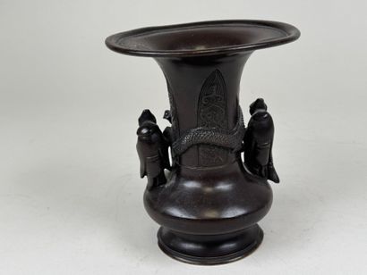 JAPON, fin XIXe. 
Vase en bronze patiné brun...