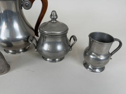 Ensemble de quatre pièces de forme en étain...