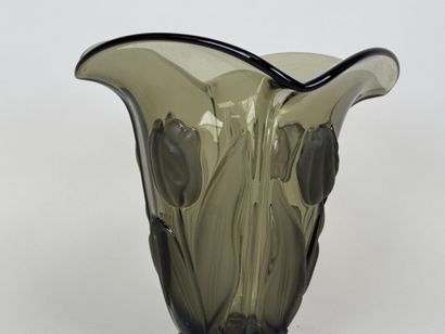Vase en verre coloré à décor en relief de...