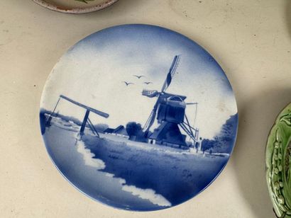 Cinq plats ou assiettes en faïence polychrome...