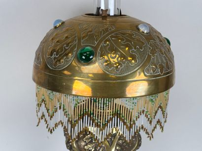 Lampe en bronze doré et ciselé à décor feuillagé,...