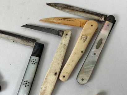 Cinq petits couteaux de poche en nacre ou...