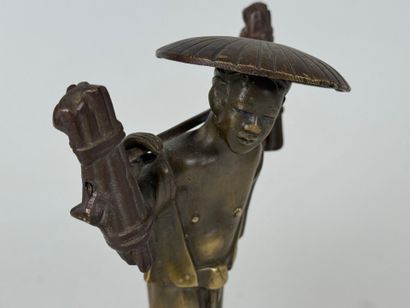 VIETNAM, 20th century.
The bearer.
Patinated...