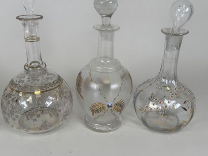 Cinq carafes ou carafons en verre à décor...