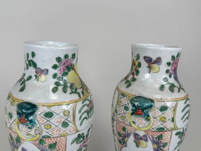 CHINE, XXe.
Paire de vases en porcelaine...