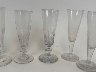 Neuf flûtes à champagne en verre et cristal.
H....