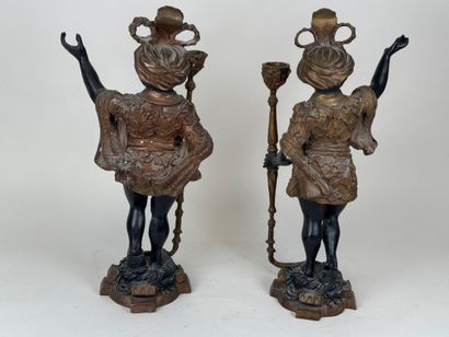 École, XXe.
Deux personnages à la coiffe...