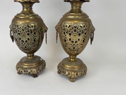 Paire de lampes à pétrole en bronze ajouré...