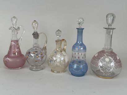 Cinq carafons ou carafes en verre à décor...