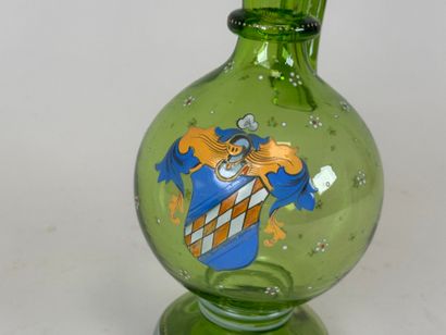 Petit carafon en verre coloré à décor émaillé...