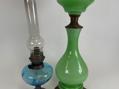Grande lampe à pétrole en verre opalin sur...