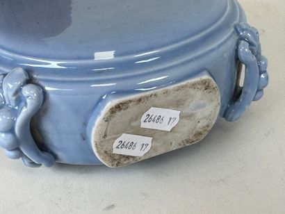 ASIE, XXe.
Gourde en faïence sur fond bleu...