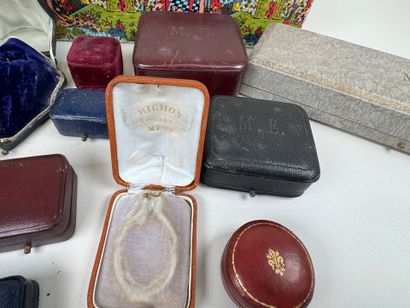 Lot d'écrins pour bijoux en cuir et velours.
12...