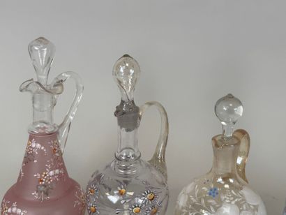 Cinq carafons ou carafes en verre à décor...