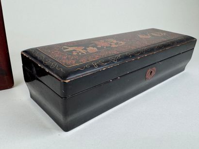 ASIE,XXe.
Deux coffrets en bois laqué :
-...